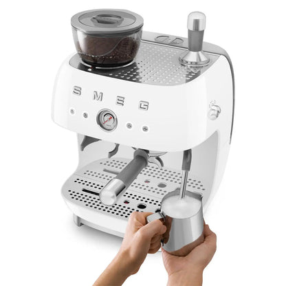 Espressomaschine mit Mahlwerk EGF03WHEU Weiß - Smeg Point  - Online Handel